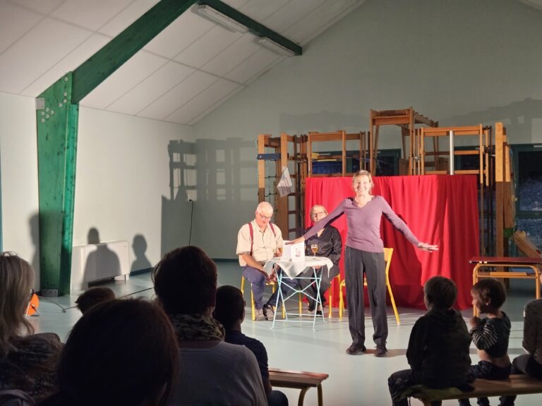 Le théâtre s’invite avec humour et convivialité !